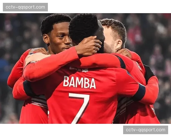 特写：老将拉卡泽特训练后加练射门，备战与旧主里昂关键战