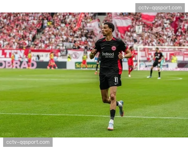 “我们依然相信”：法兰克福主场球迷在平局后的反应