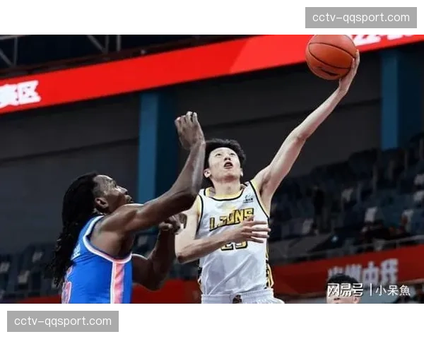 【2026年4月CBA联赛·人物·特写场边一景:带伤观战的赵岩昊为广厦队友每一次得分鼓掌 【2026年4月CBA联赛·人物·特写场边一景:带伤观战的赵岩昊为广厦队友每一次得分鼓掌